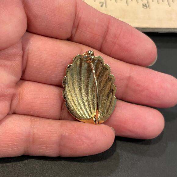 Vintage MCM gold tone Clam shell sea shell cockle french hook pin brooch texture - Picture 9 of 10